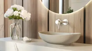 umywalka z kamienia naturalnego, umywalka na cokole, szara kamienna umywalka, strefa umywalki z drewnem i kamieniem